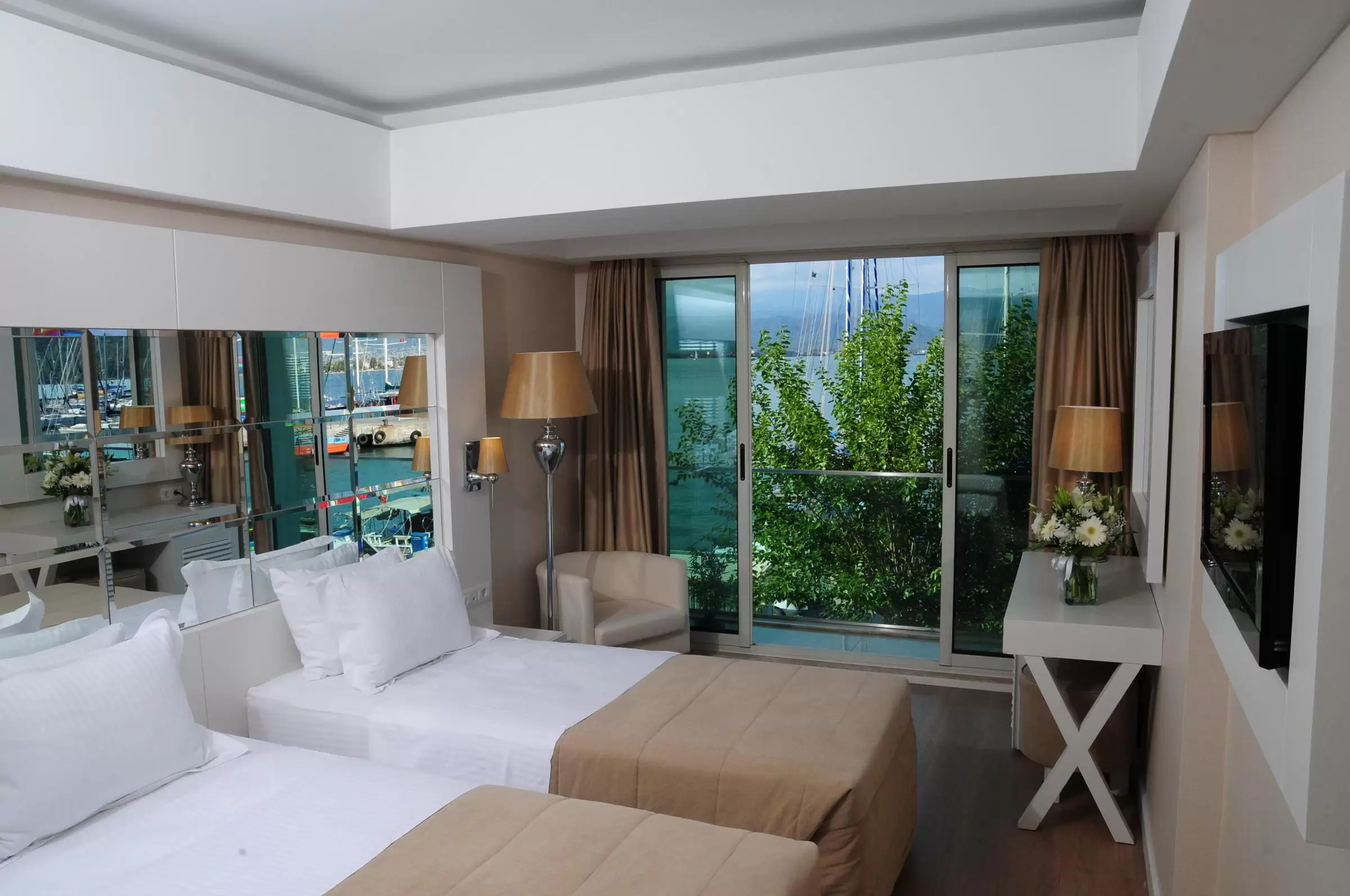 Alesta Yacht Hotel